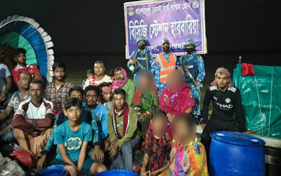 বঙ্গোপসাগরে ইঞ্জিন বিকল; ৪২ যাত্রীকে কোস্টগার্ড উদ্ধার